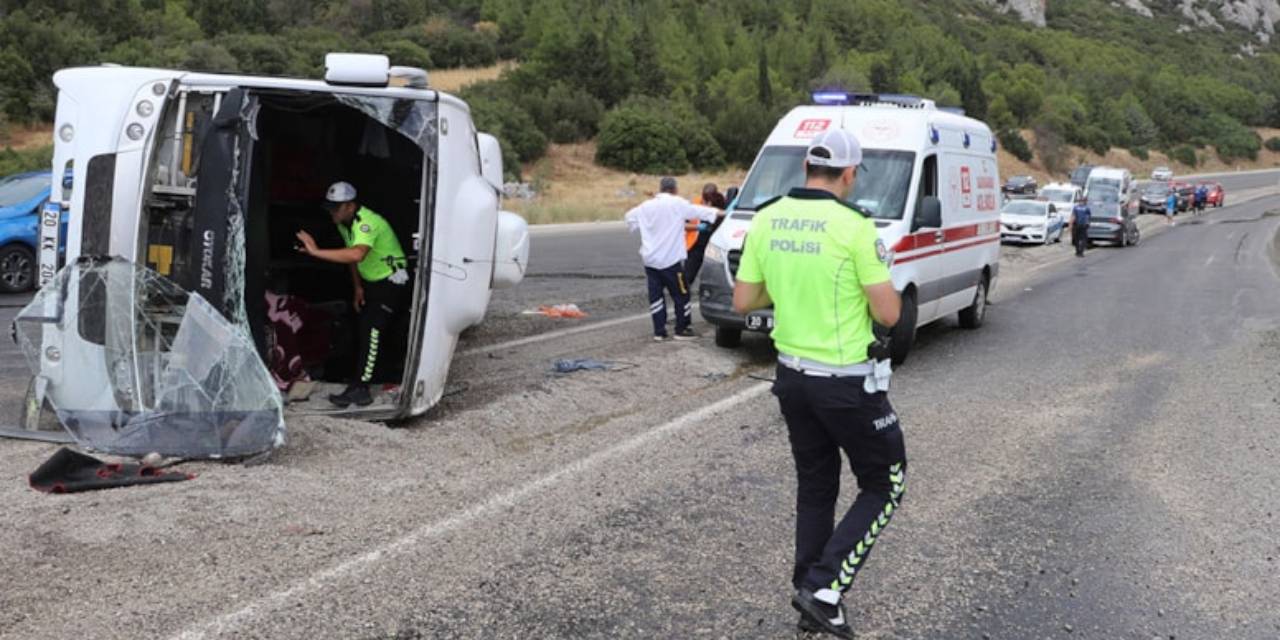 Yolcu otobüsü devrildi: 1'i ağır 26 yaralı