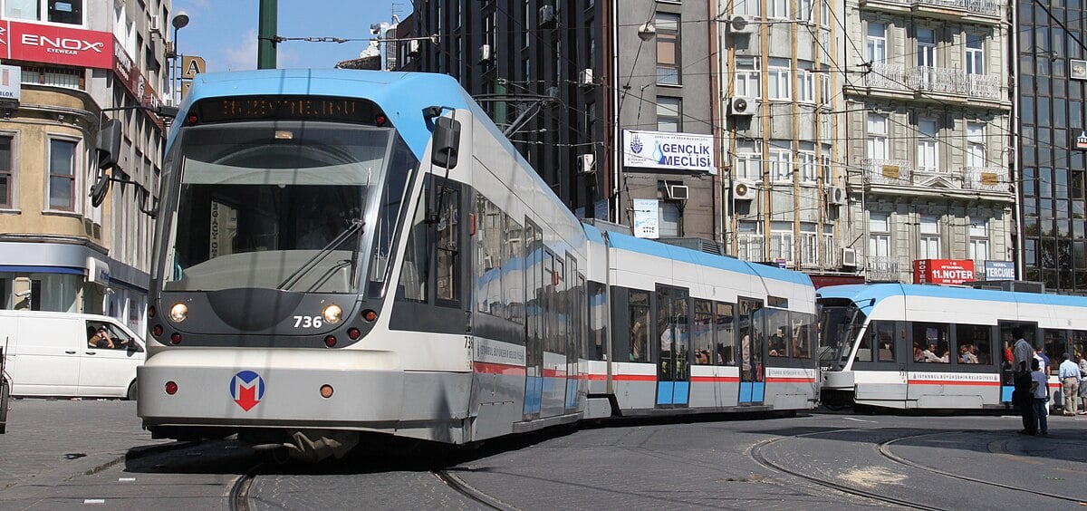 İstanbul’da yağış tramvay seferlerini vurdu