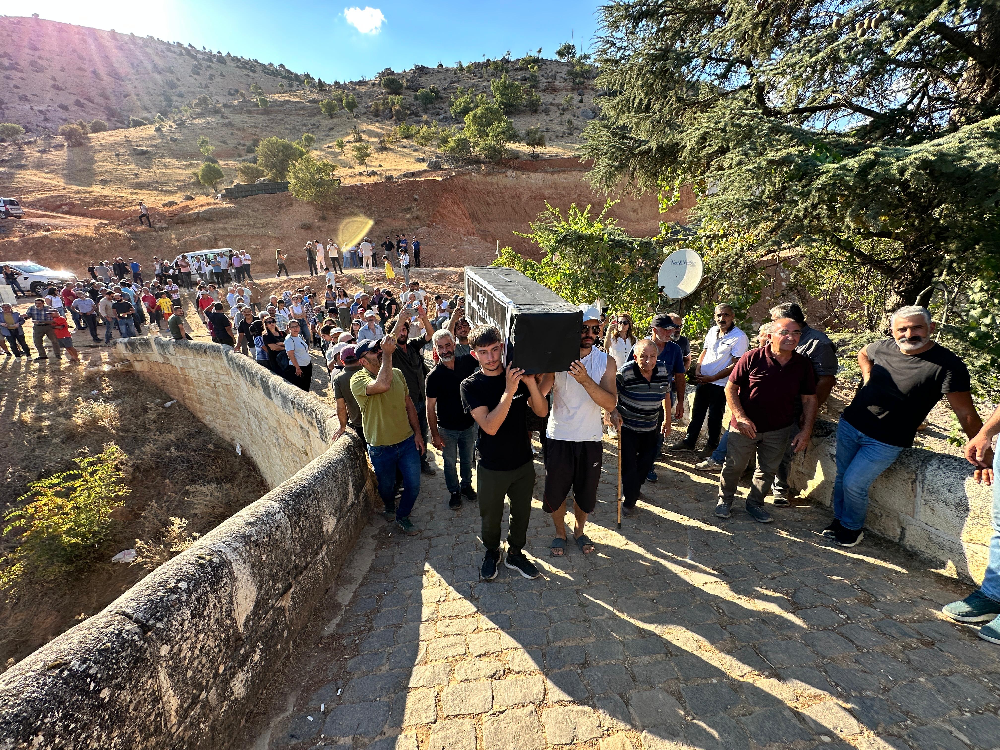 Tunceli'de 'tabut'lu HES protestosu