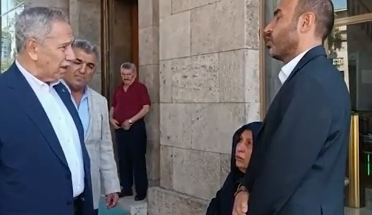 AKP’li Bülent Arınç’tan Emine Şenyaşar’a destek: Allah yardımcınız olsun