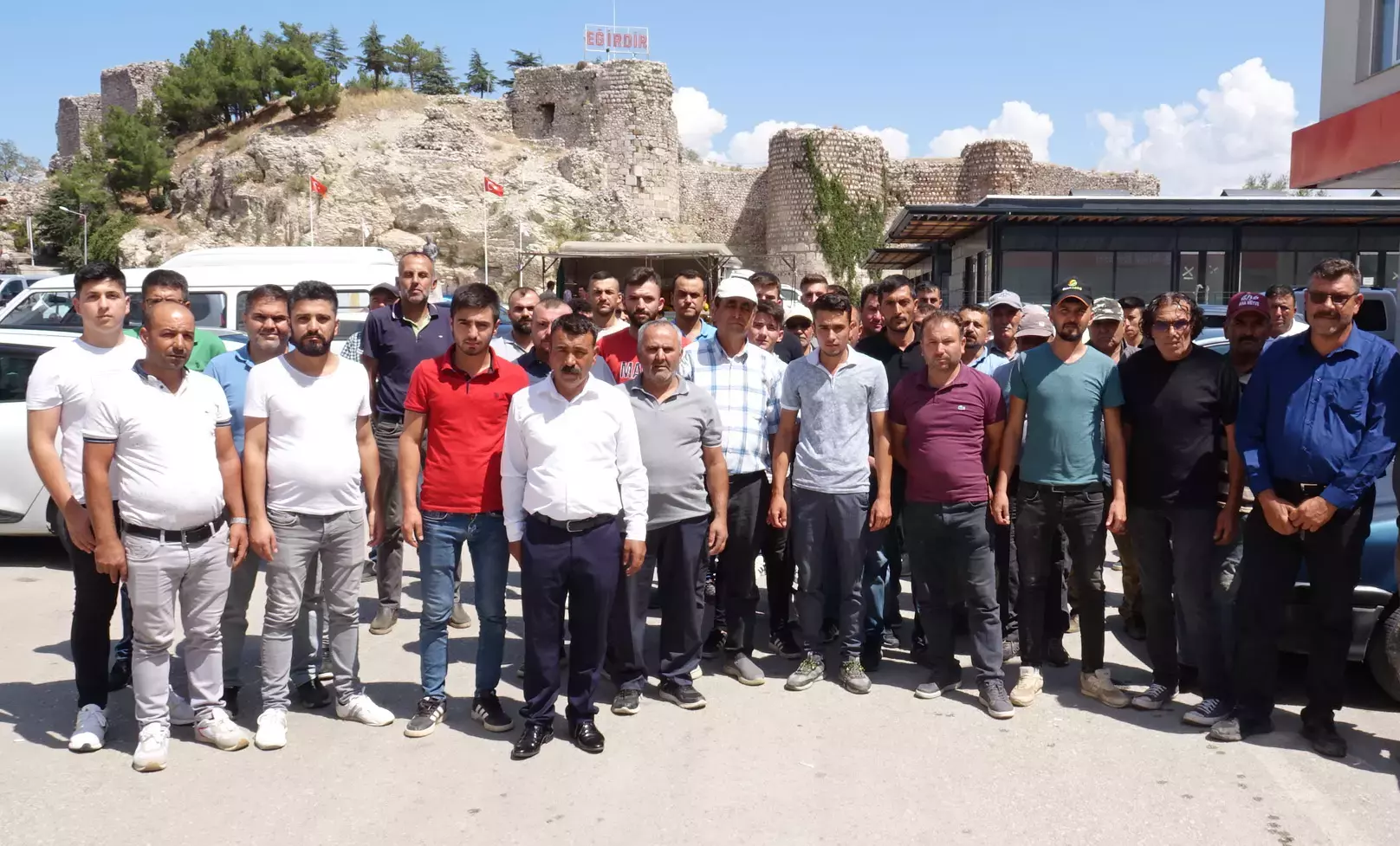 Bahçeleri kuruyan elma üreticileri kaymakamdan su istedi!