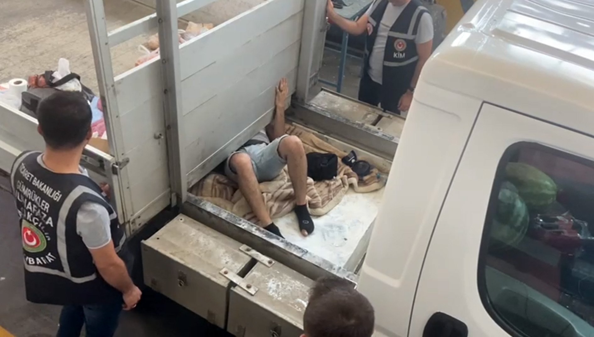Kamyonetin kasasının altındaki gizli bölmede 5 kaçak göçmen yakalandı