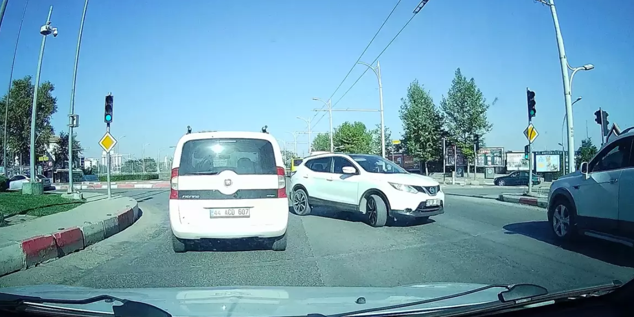Malatya'da sürücünün ters yöne girip ilerlemesi araç kamerasında