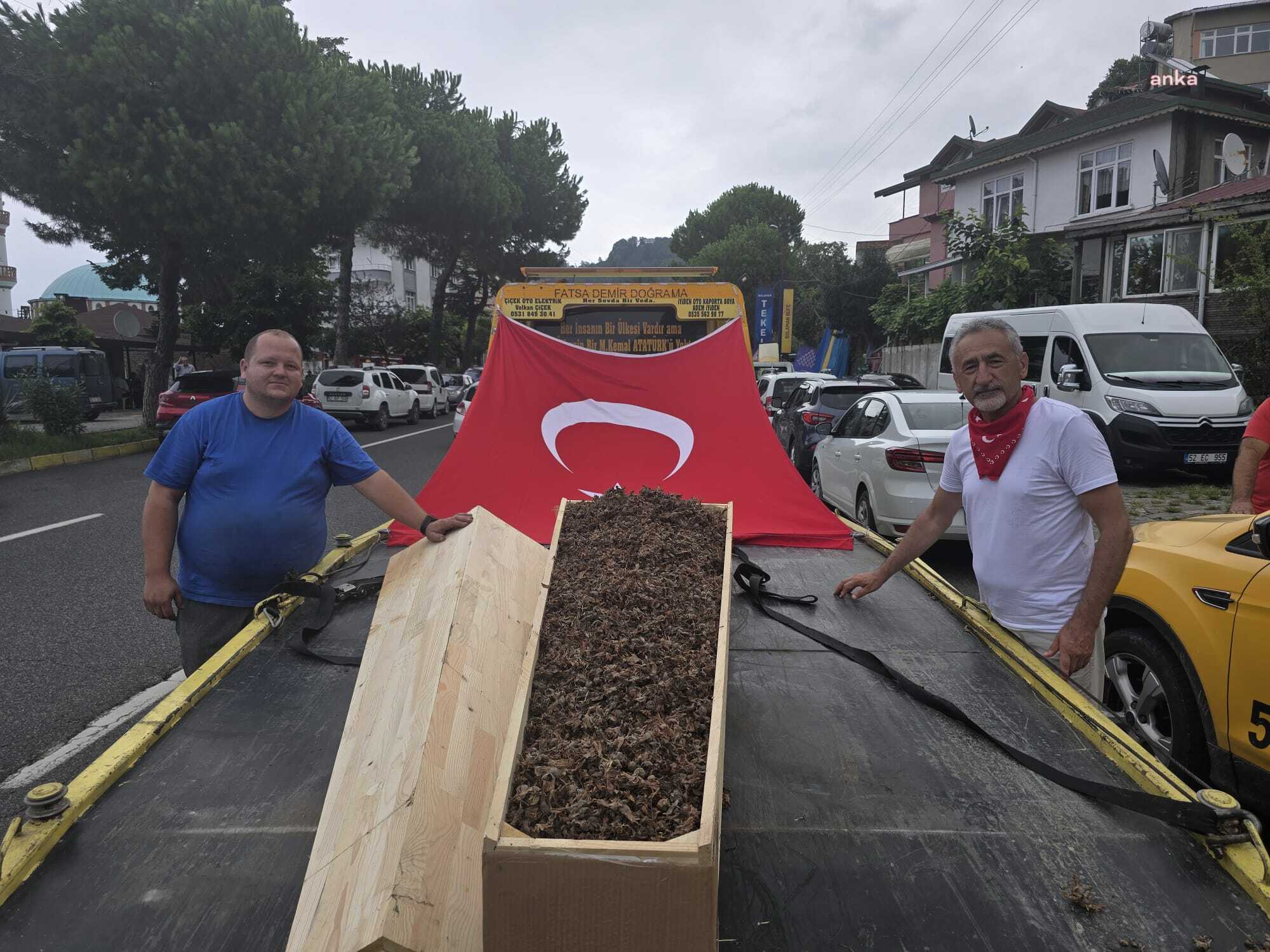 CHP’li Adıgüzel’in yürüyüşüne, fındık üreticisinden tabutlu destek