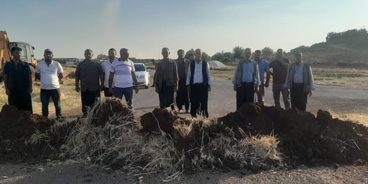 Urfa'da köylülerden 'kanalizasyon' isyanı: İş makineleri ile yolu kapattılar