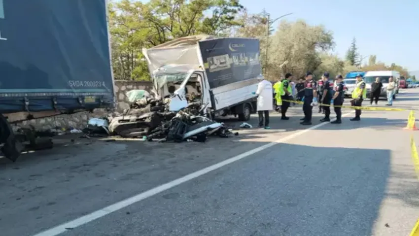 Kamyonet park halindeki tıra çarptı: 2 kişi hayatını kaybetti