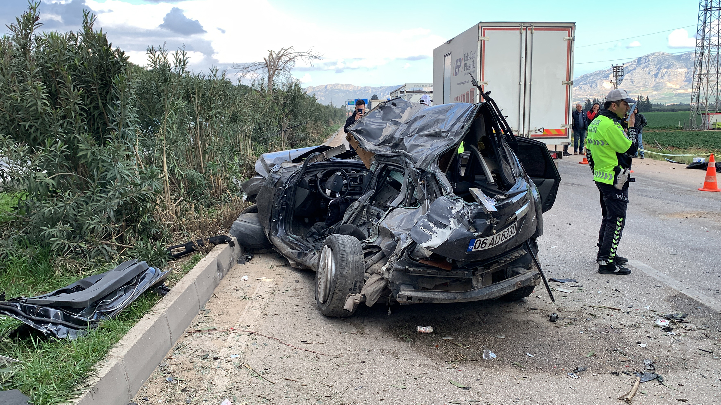 Adana'da feci kaza! Takla atan otomobil işçi servisiyle çarpıştı