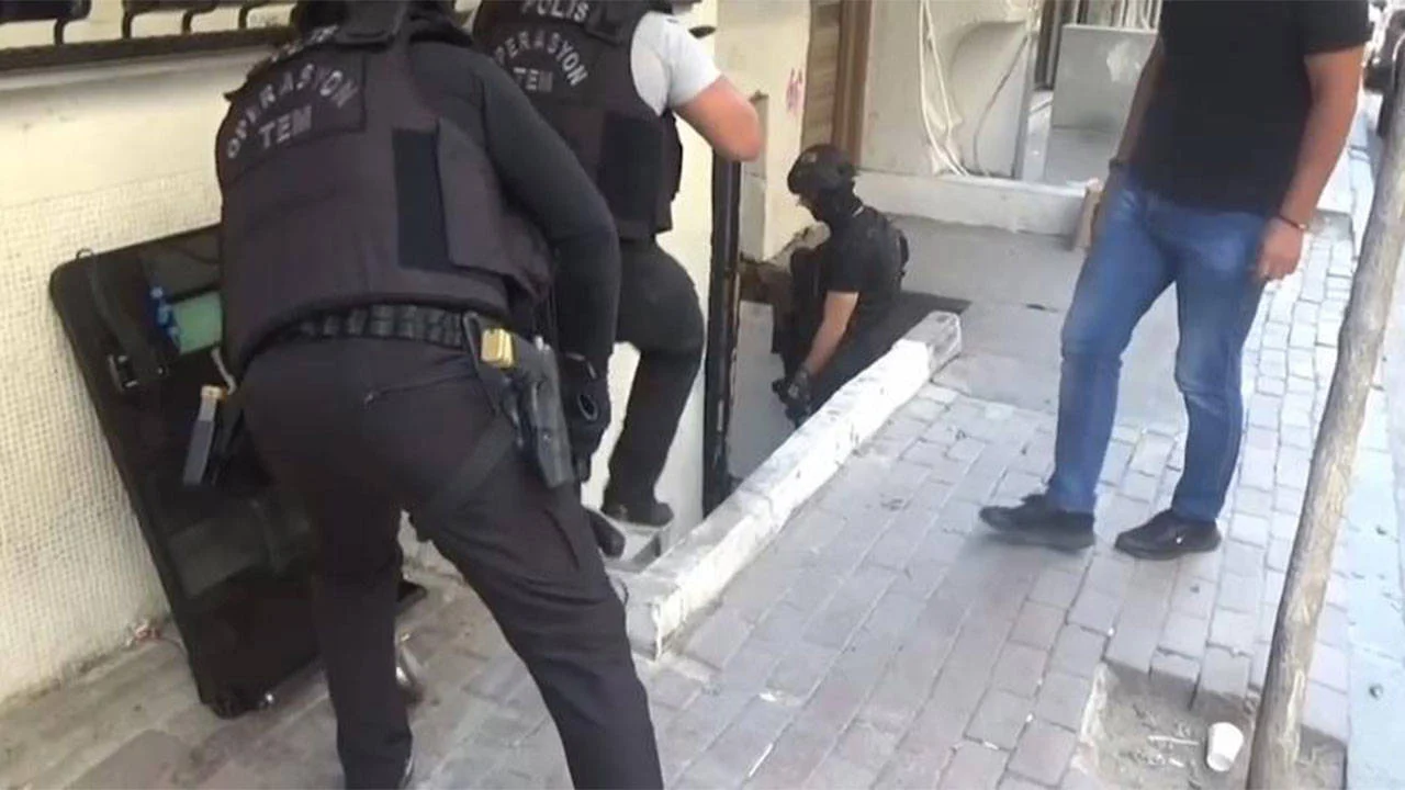 Bombalı saldırı hazırlığındaki IŞİD'li Bağcılar'da yakalandı: Yatağının altından kılıç çıktı