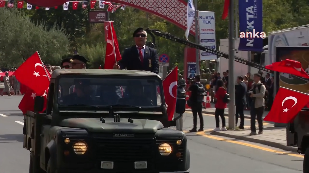 Zafer Bayramı coşkusu devam ediyor: TBMM'den Birinci Meclis'e kortej yürüyüşü düzenlendi
