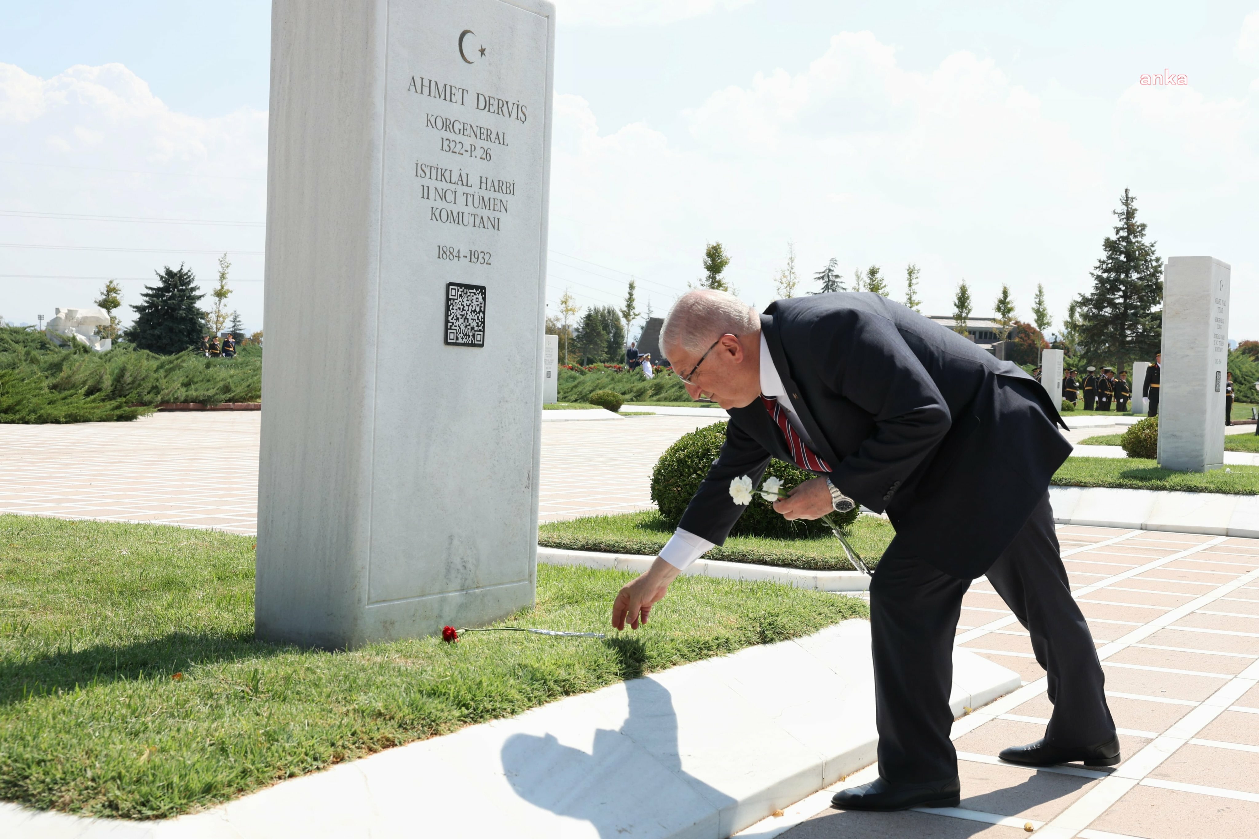 Yaşar Güler ve komuta kademesinden Devlet Mezarlığı'na 30 Ağustos ziyareti