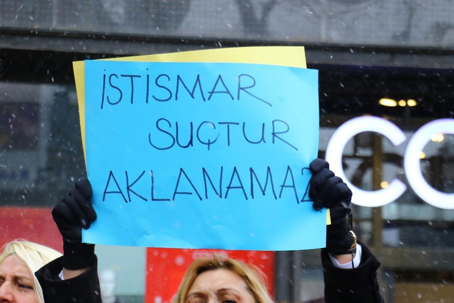 Sosyal medya fenomeni kuzenini istismar eden eniştesini ifşaladı