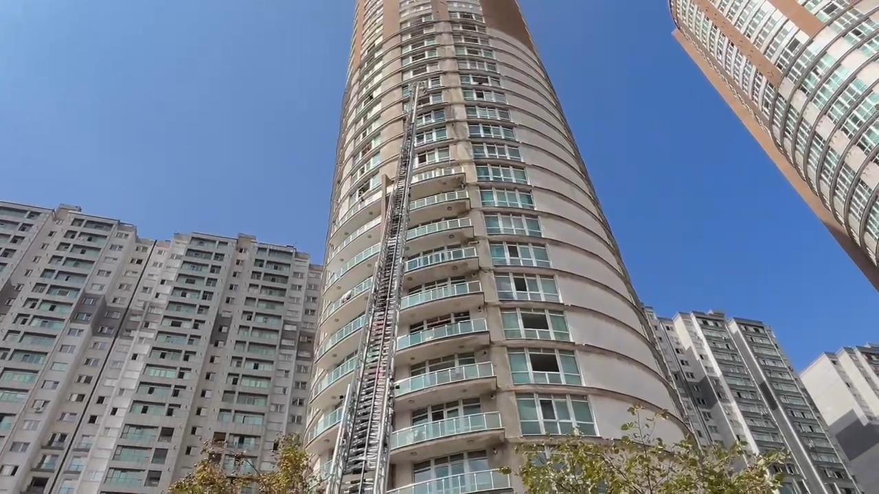 Esenyurt'ta 32 katlı sitede yangın: Mahsur kalanlar var