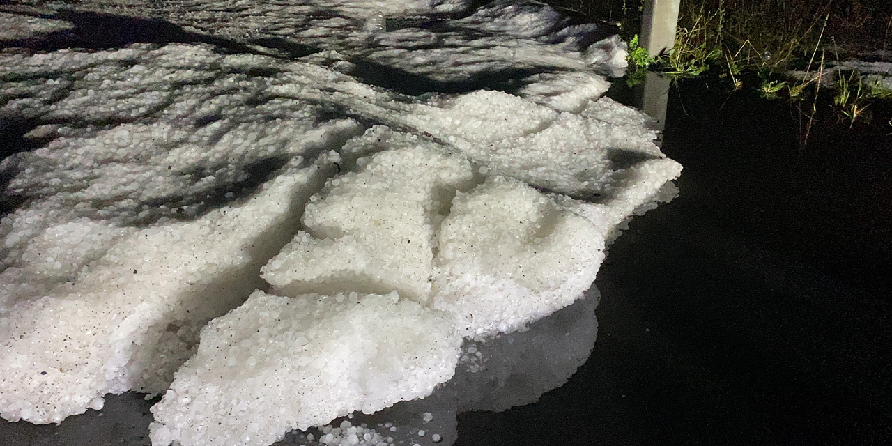 Ardahan'da şiddetli dolu; karayolunu beyaz örtü kapladı