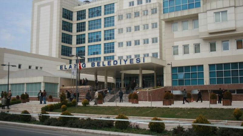 Elazığ Belediyesi tarafından alınan 20 bin ton çimentonun depoda çürüdüğü iddia edildi