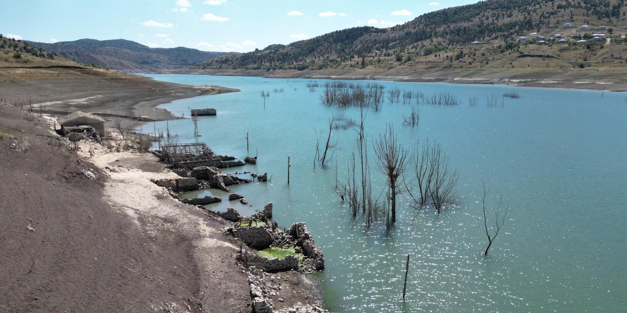 16 yıl sonra su tamamen çekildi; köy ve mezarlık gün yüzüne çıktı