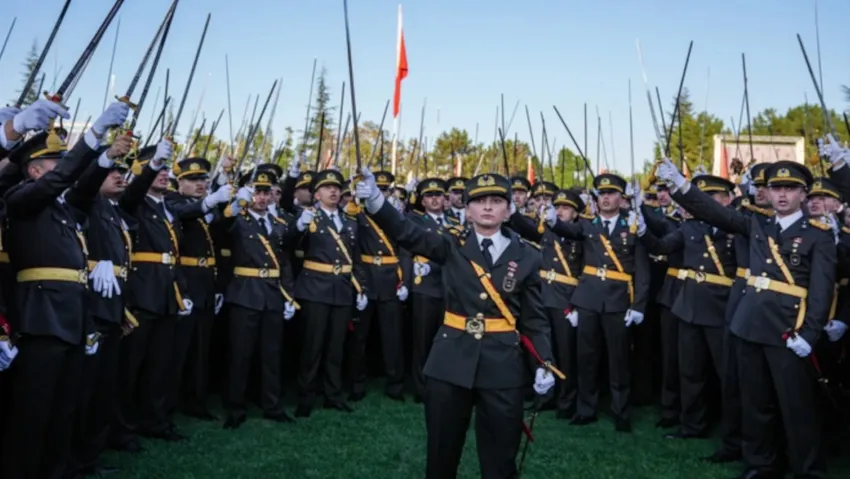 “Mustafa Kemal’in Askerleyiz” sloganı atan teğmenleri AKP’li isimler hedef gösterdi: MHP teğmenlere destek verdi