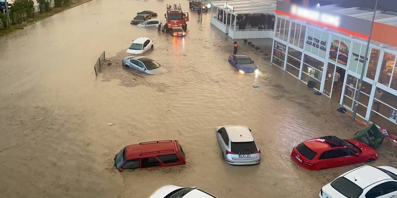 Karabük'te sağanak yağış: Bazı evleri su bastı, araçlar sular altında kaldı