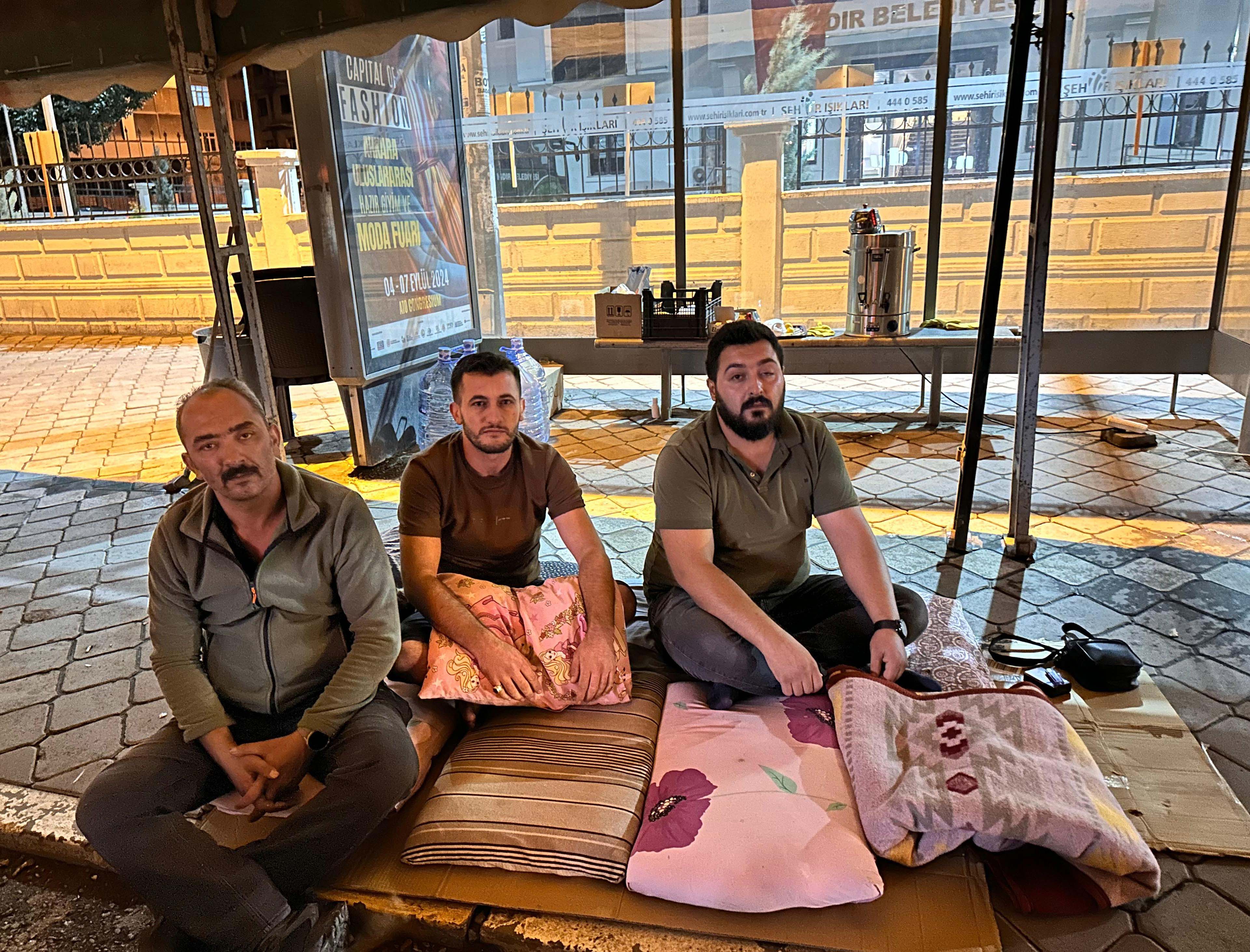 SMS ile işten çıkarılan 204 işçiden belediye önünde 24 saat nöbet
