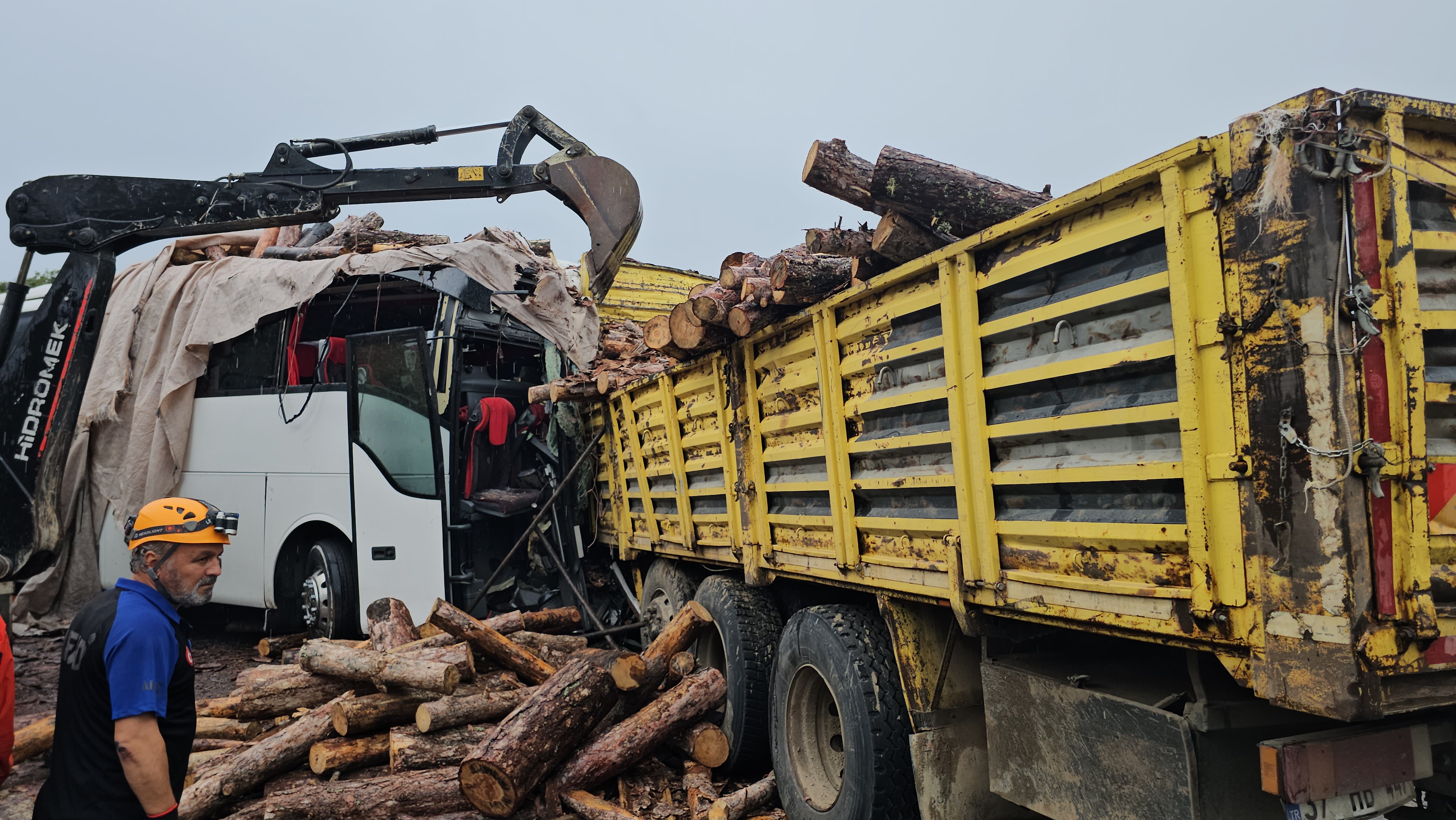 Zonguldak'ta feci kaza! Tomruk yüklü kamyonla yolcu otobüsü çarpıştı: Ölü ve yaralılar var