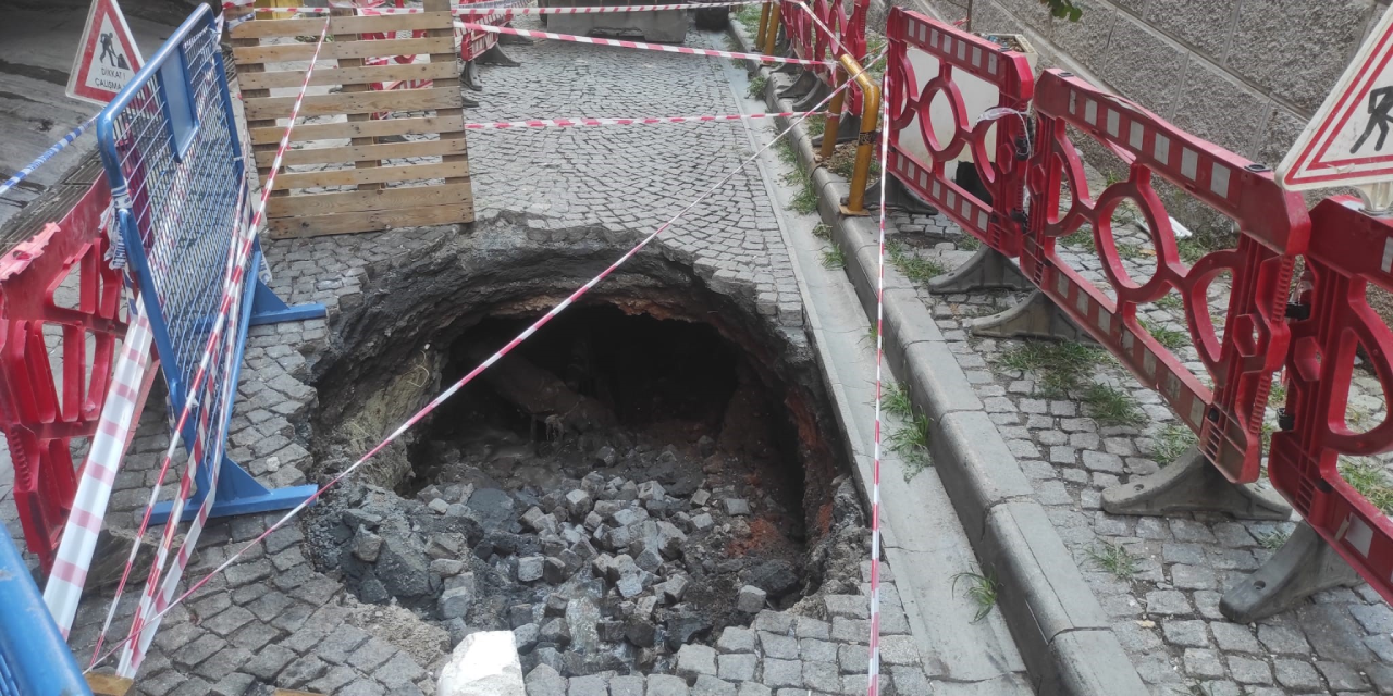 Beyoğlu'nda yol çöktü