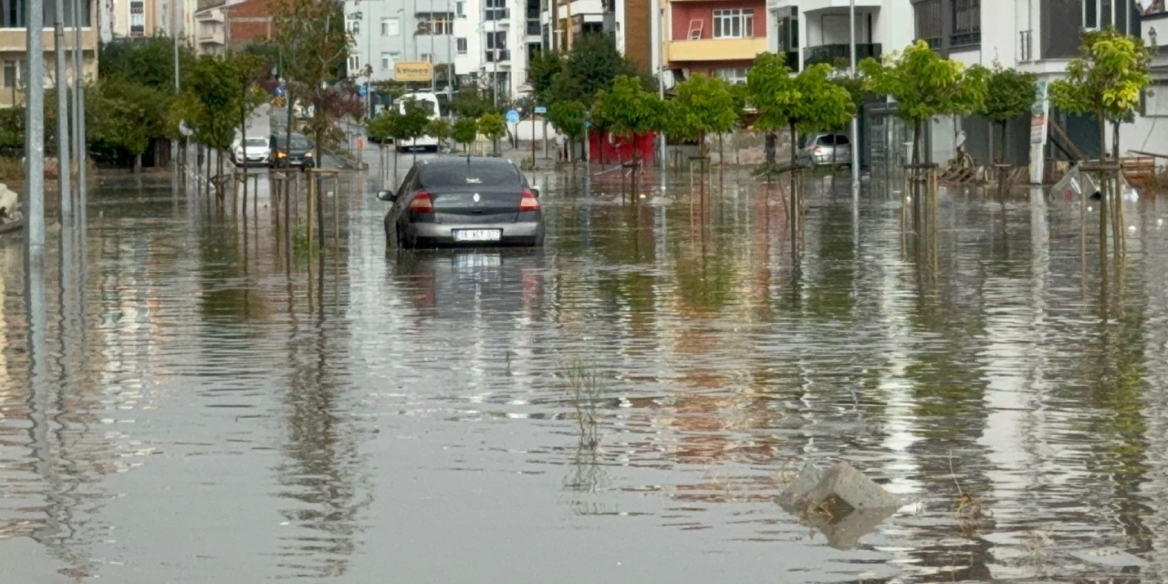 Tekirdağ'da sağanak; yollar göle döndü