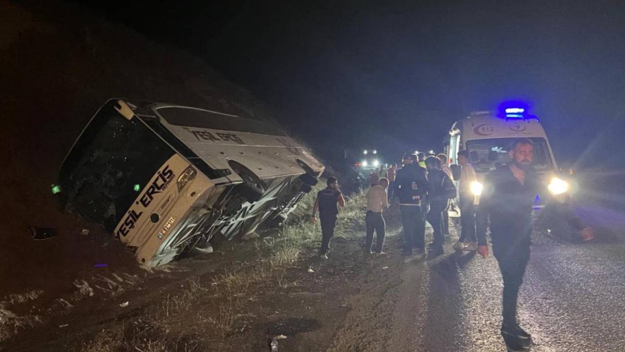 Sivas'ta yolcu otobüsü devrildi: 24 yaralı