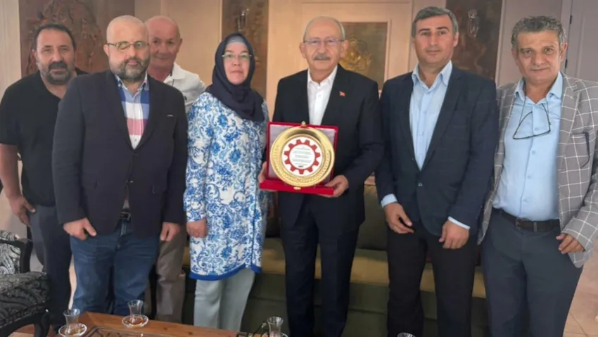 Sosyal Adalet Derneği  Kemal Kılıçdaroğlu’na plaket verdi