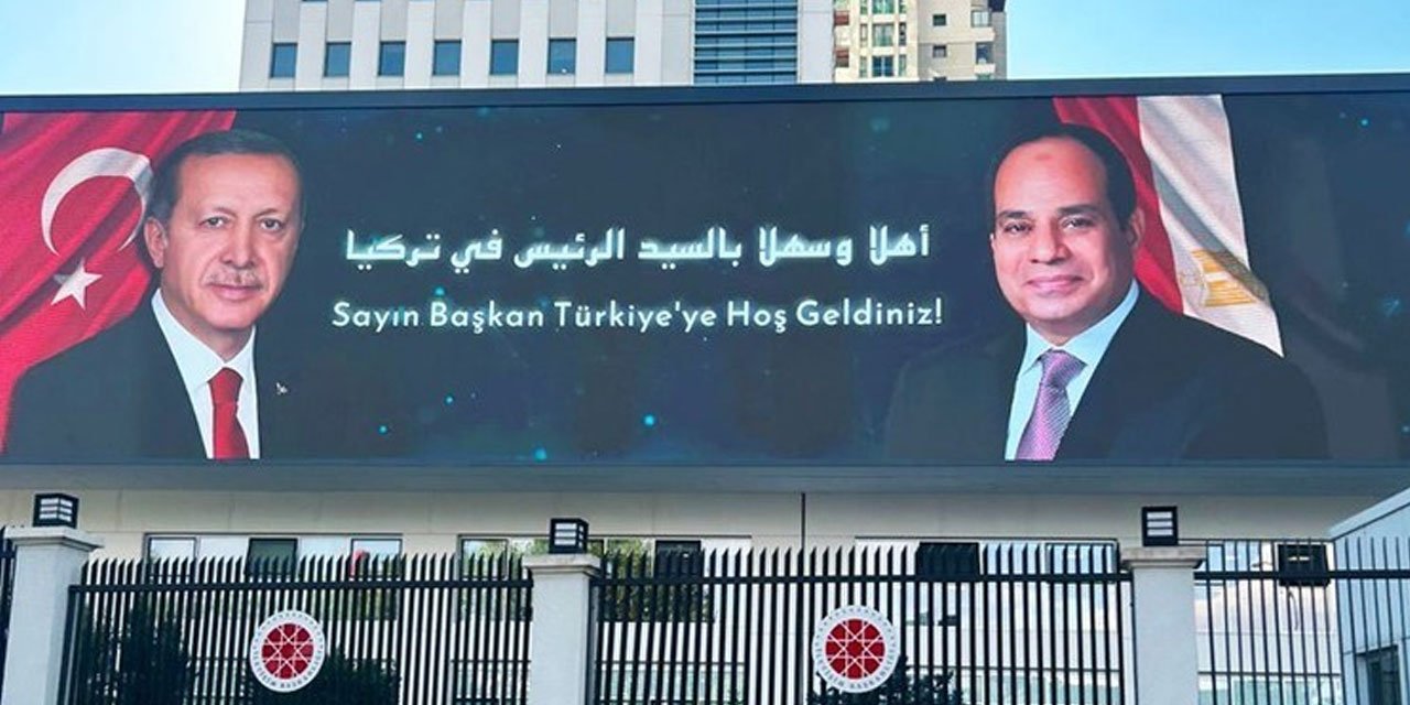 Erdoğan'ın daha önce 'darbeci' dediği Sisi’ye İletişim Başkanlığı’ndan ‘hoş geldiniz’ pankartı