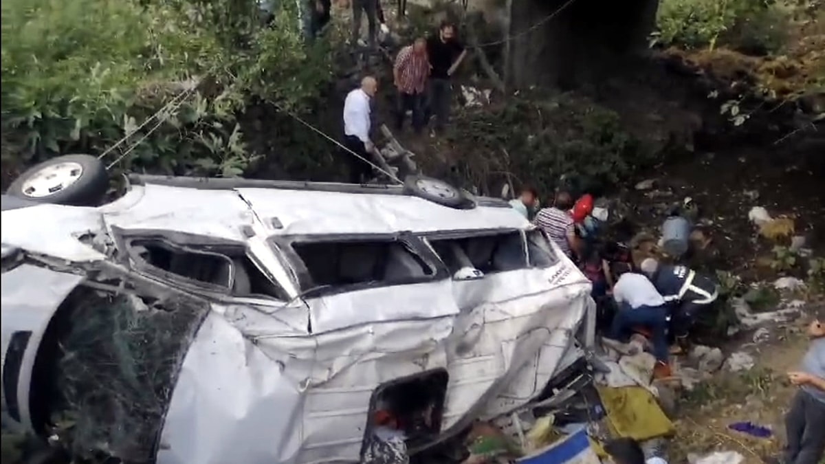 İşçileri taşıyan minibüs dereye uçtu: 1 ölü, 25 yaralı