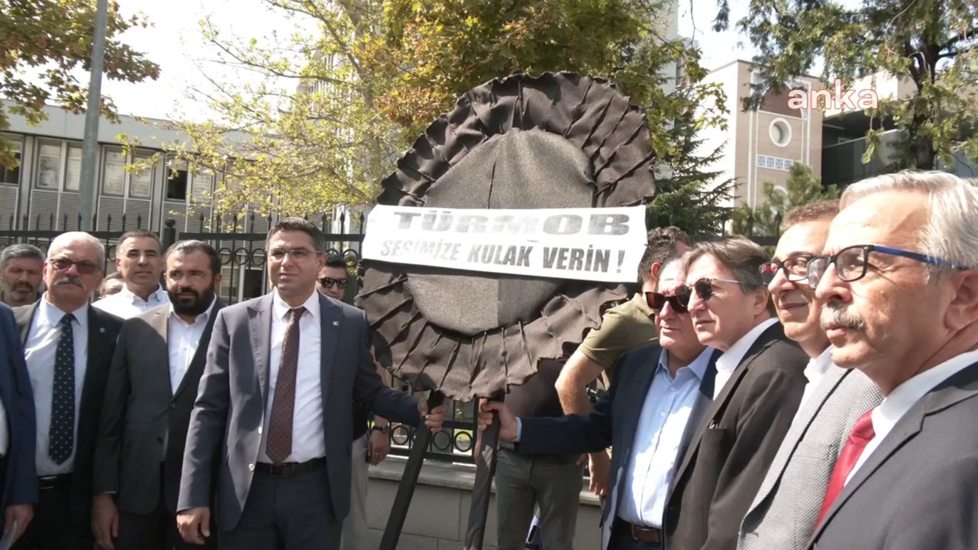 Müşavirler, Hazine ve Maliye Bakanlığı önüne siyah çelenk bıraktı