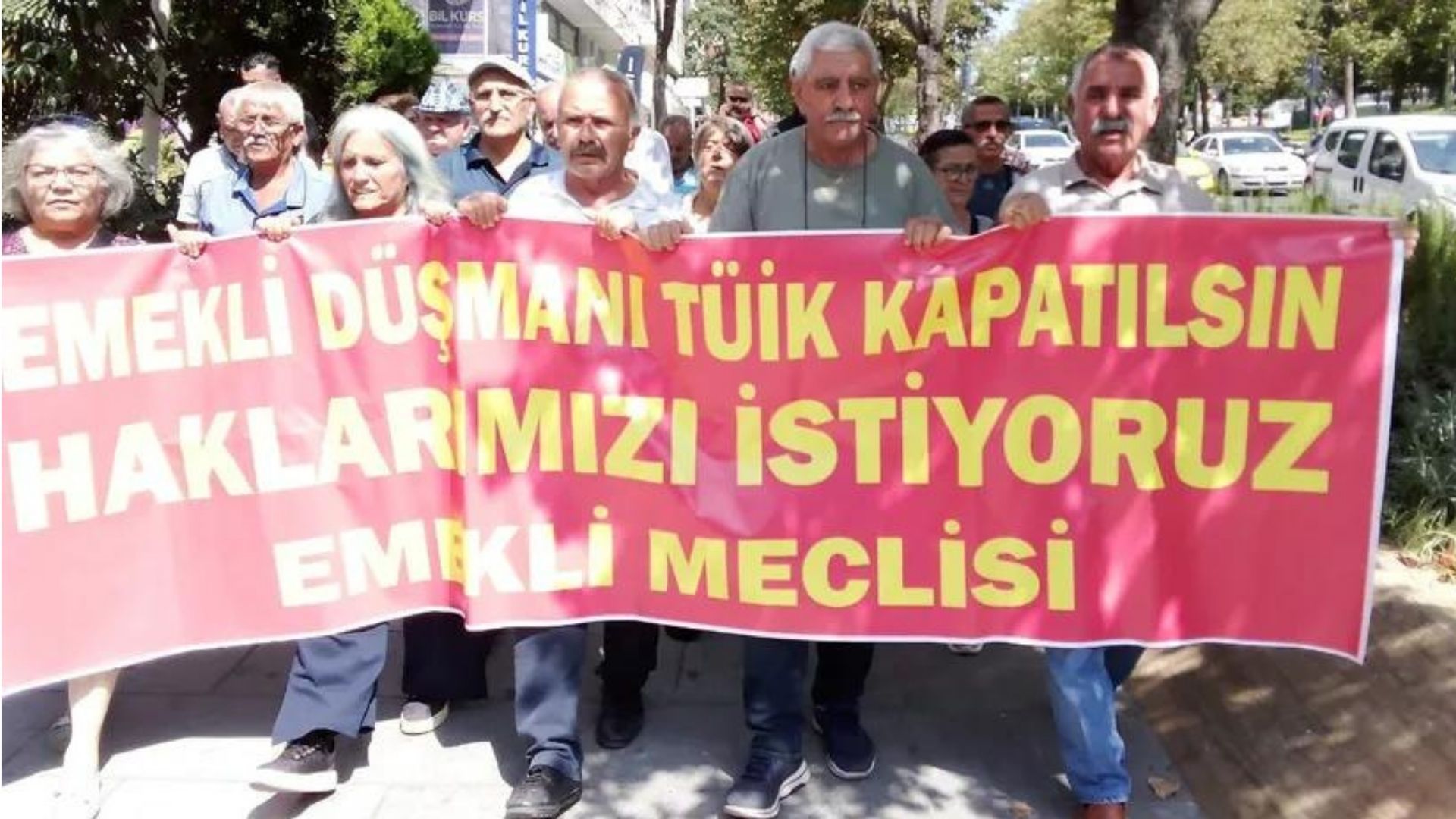 Emekliler TÜİK binasına domates attı: Menemen yaparsınız