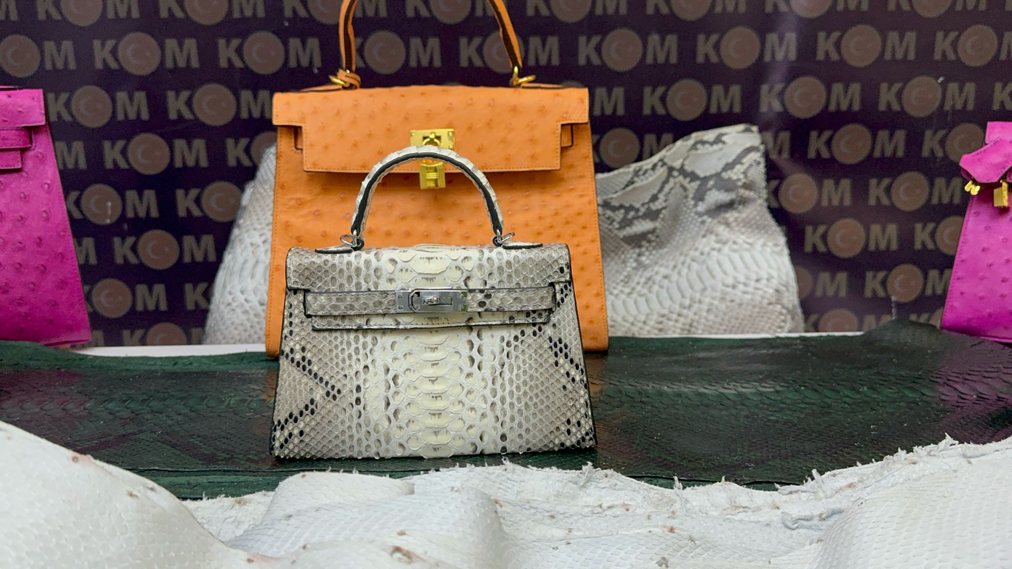 Hasır çanta adı altında Türkiye'ye yılan derisi sokanlara operasyon