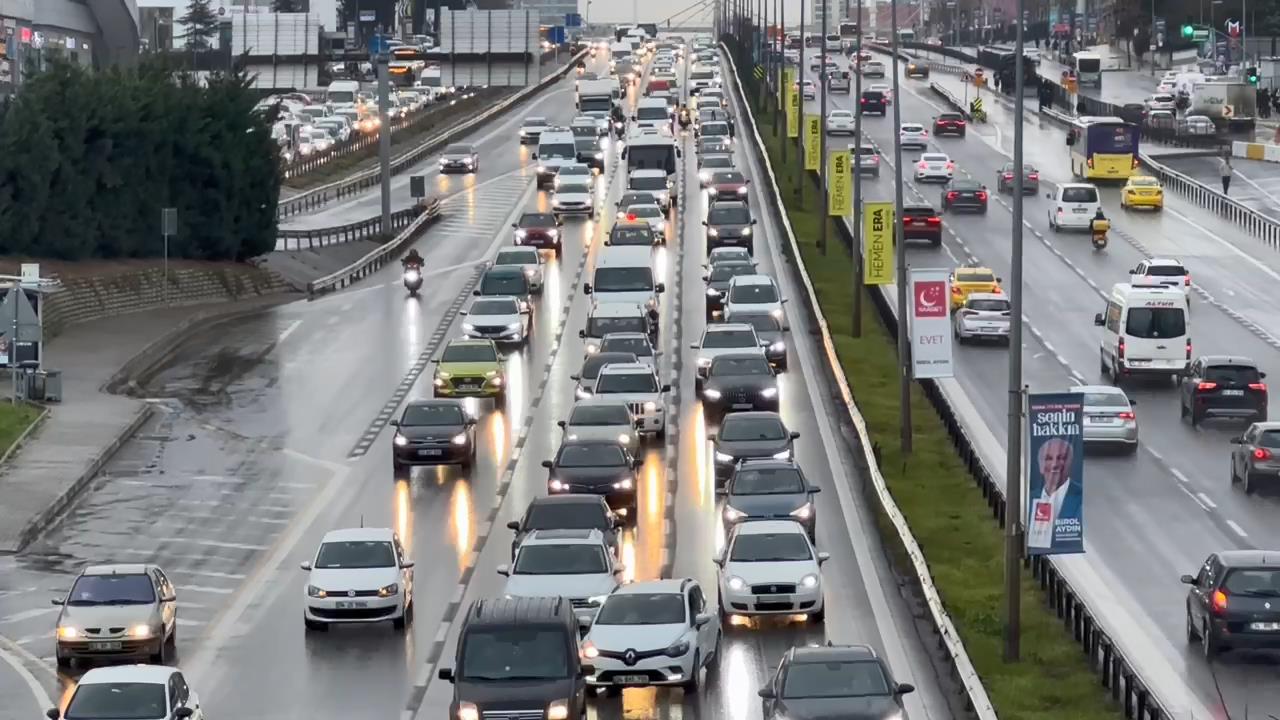 İstanbul’da trafik yoğunluğu sabah saatlerinde yüzde 80’e ulaştı