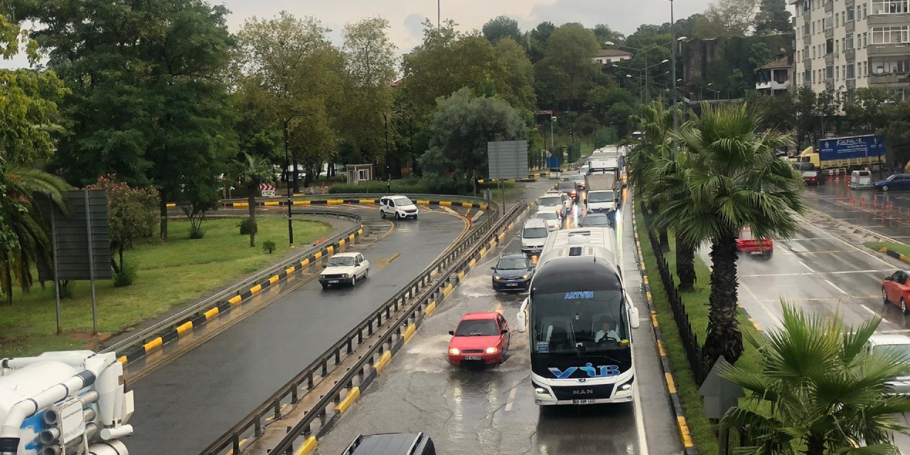 Trabzon'da sağanak yağış hayatı felç etti