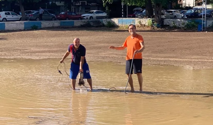 Sahayı su bastı,  yardıma komşular yetişti