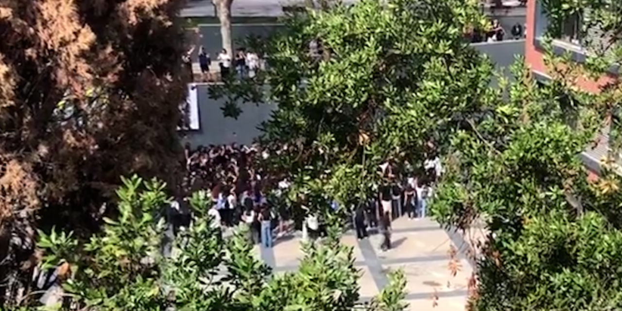 Teğmenlerin ‘Mustafa Kemal’in Askerleriyiz’ sloganları Kadıköy Anadolu Lisesi'nde de duyuldu