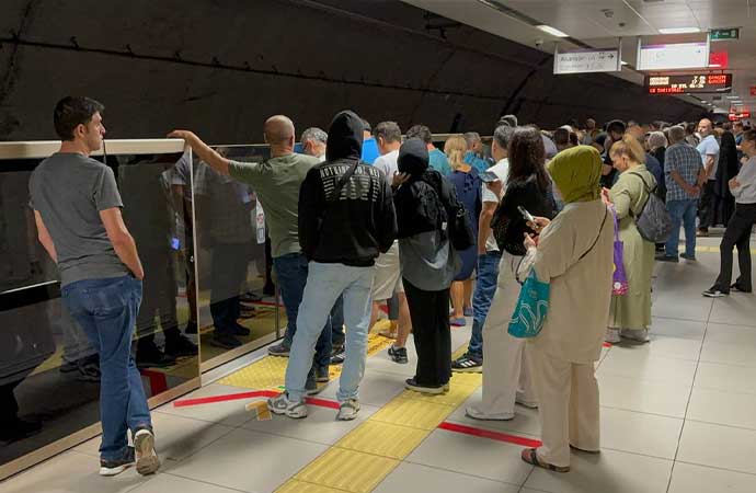 Üsküdar-Samandıra metro hattı arızalandı: Yolcular içeride kaldı