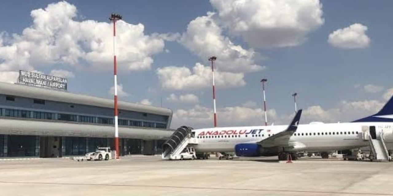 Muş Sultan Alparslan Havalimanı'na yıldırım düşmesi nedeniyle pist kapatıldı