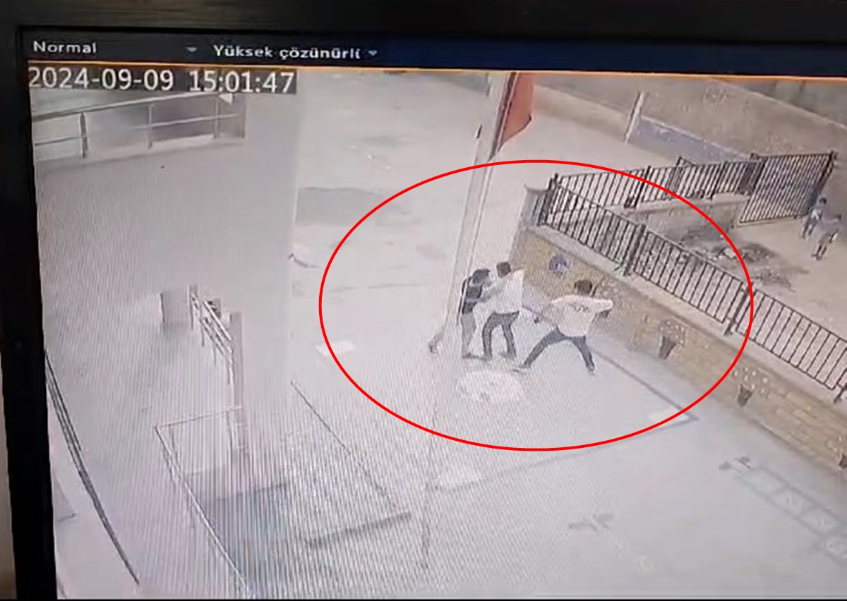 Nöbetçi öğretmen kapı açma tartışmasında biri boksör iki kardeş tarafından darbedildi