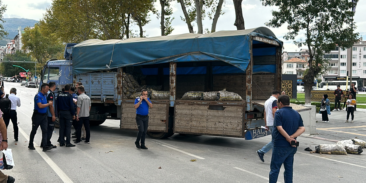 Kaçak satış yaptığı için ceza kesilince protesto etmek için caddeyi kapattı
