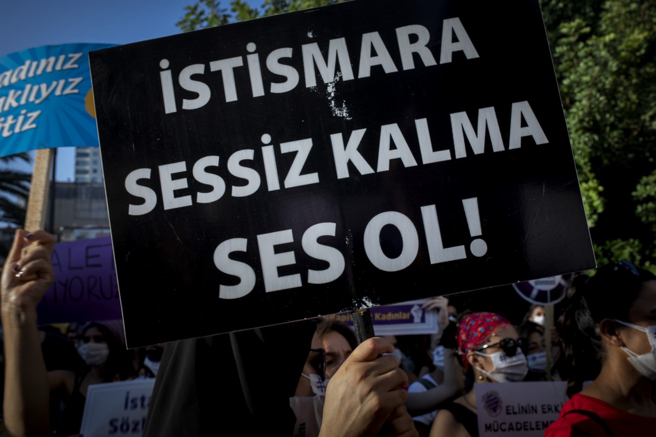 Çocukken dedesinin cinsel istismarına maruz kalan kadın kendisini korumayan babasına dava açtı