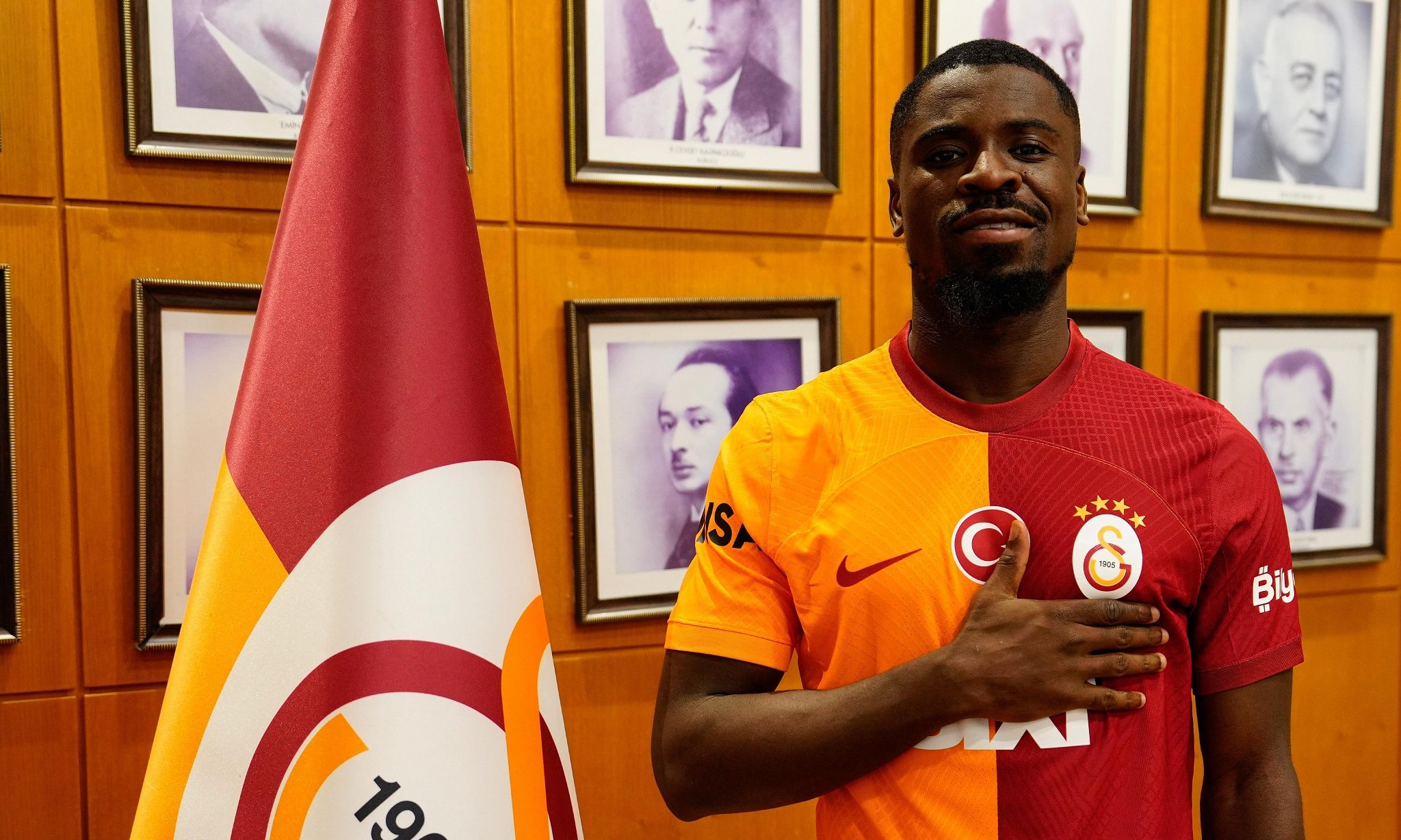 Galatasaray'a Aurier sürprizi: 15 gün daha yok