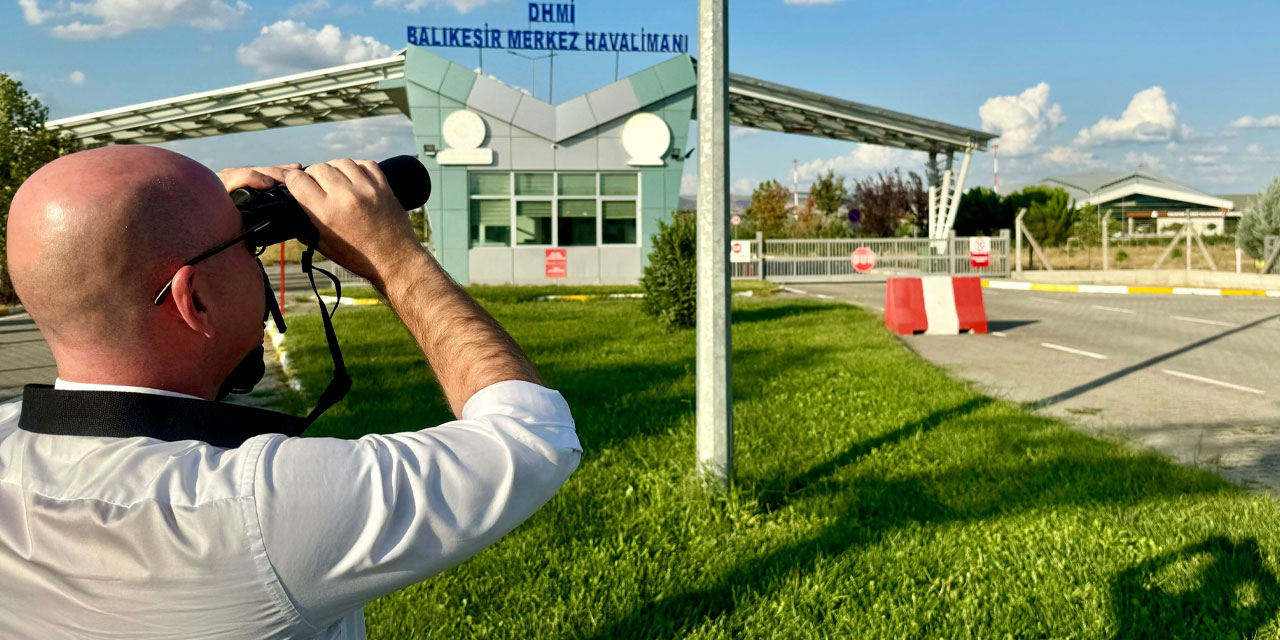 CHP'li Serkan Sarı, dürbünle yolcu uçağı aradı: O havalimanında kuş bile uçmadı!