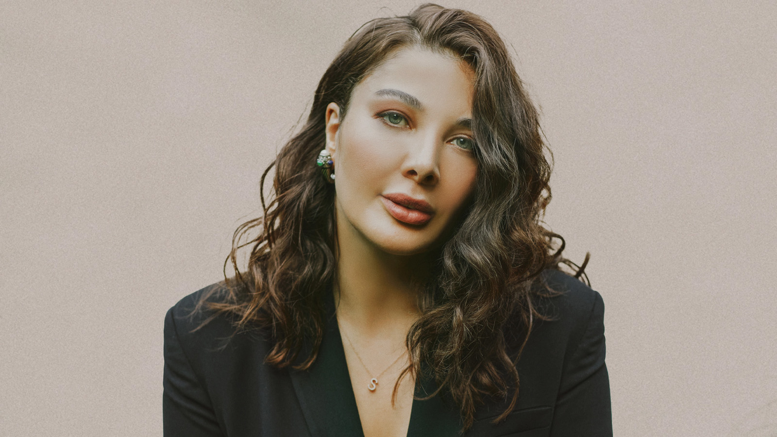 Yazar Eylem Tok kimdir?