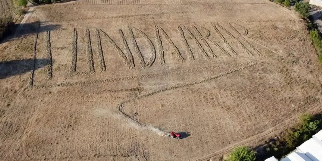 Antalya'da çiftçi, Funda Arar'a olan hayranlığını tarlaya ismini yazarak gösterdi