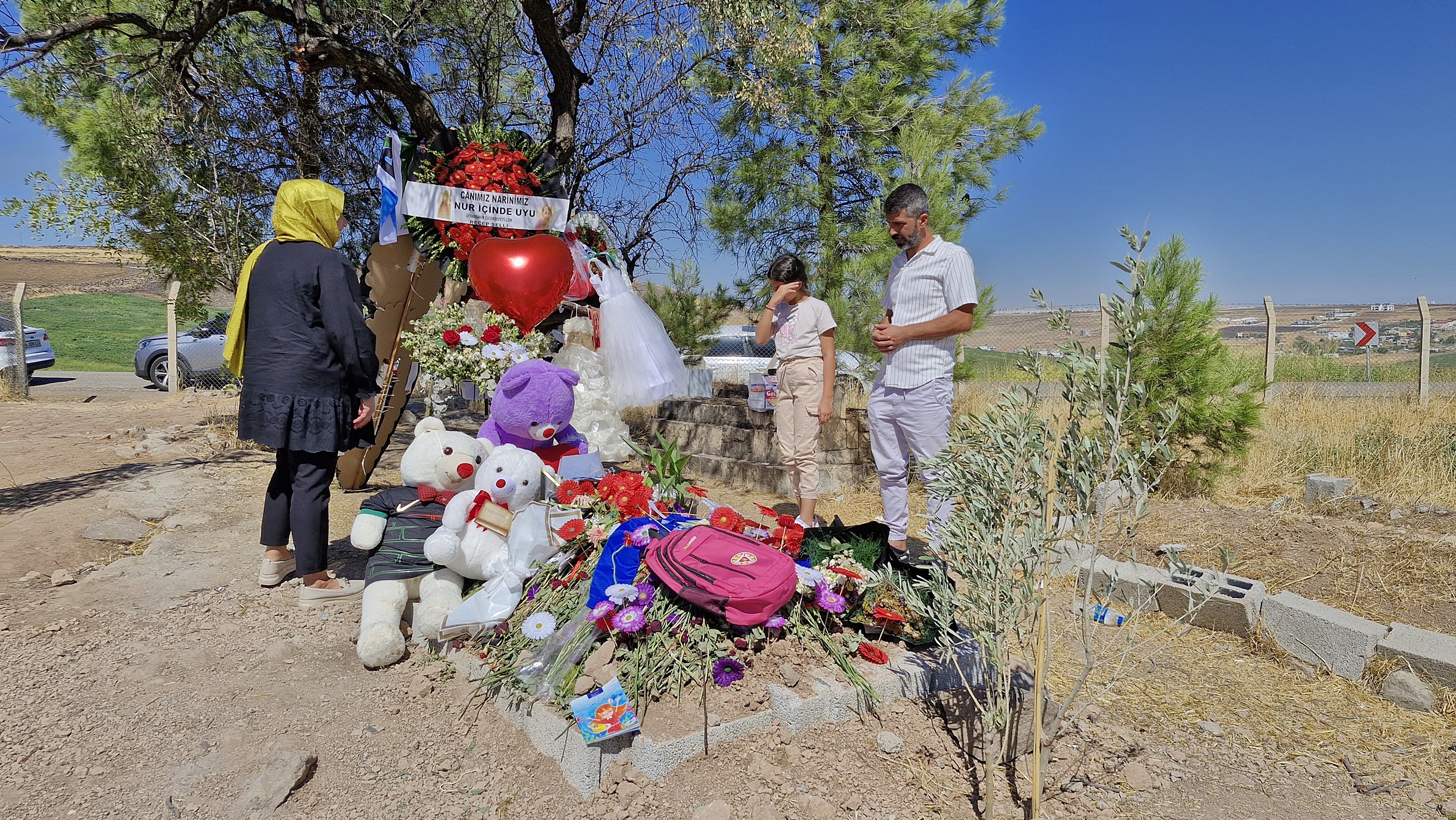 Narin'in mezarına ziyaretçi akını: Oyuncaklar bırakılıyor