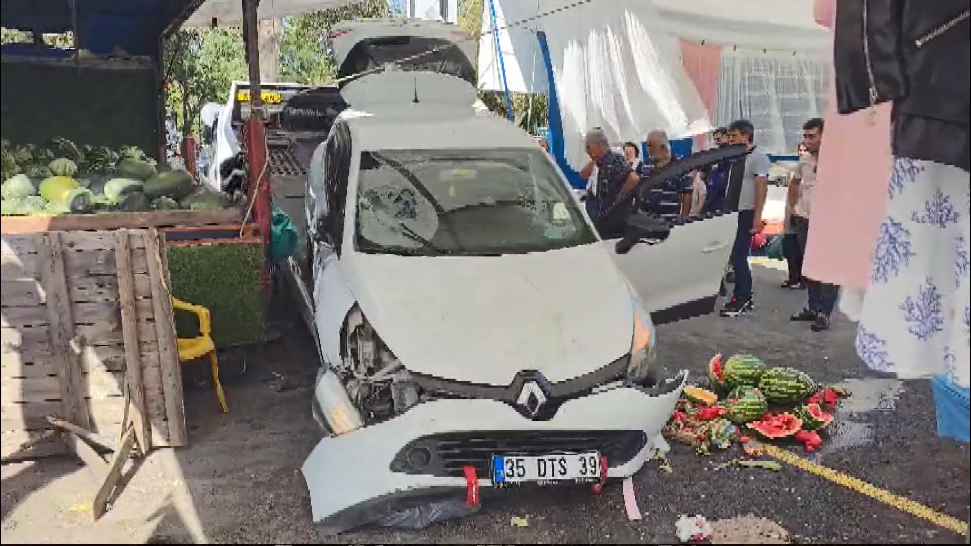 Beykoz'da sürücü yanlışlıkla fren yerine gaza bastı, araç pazara daldı