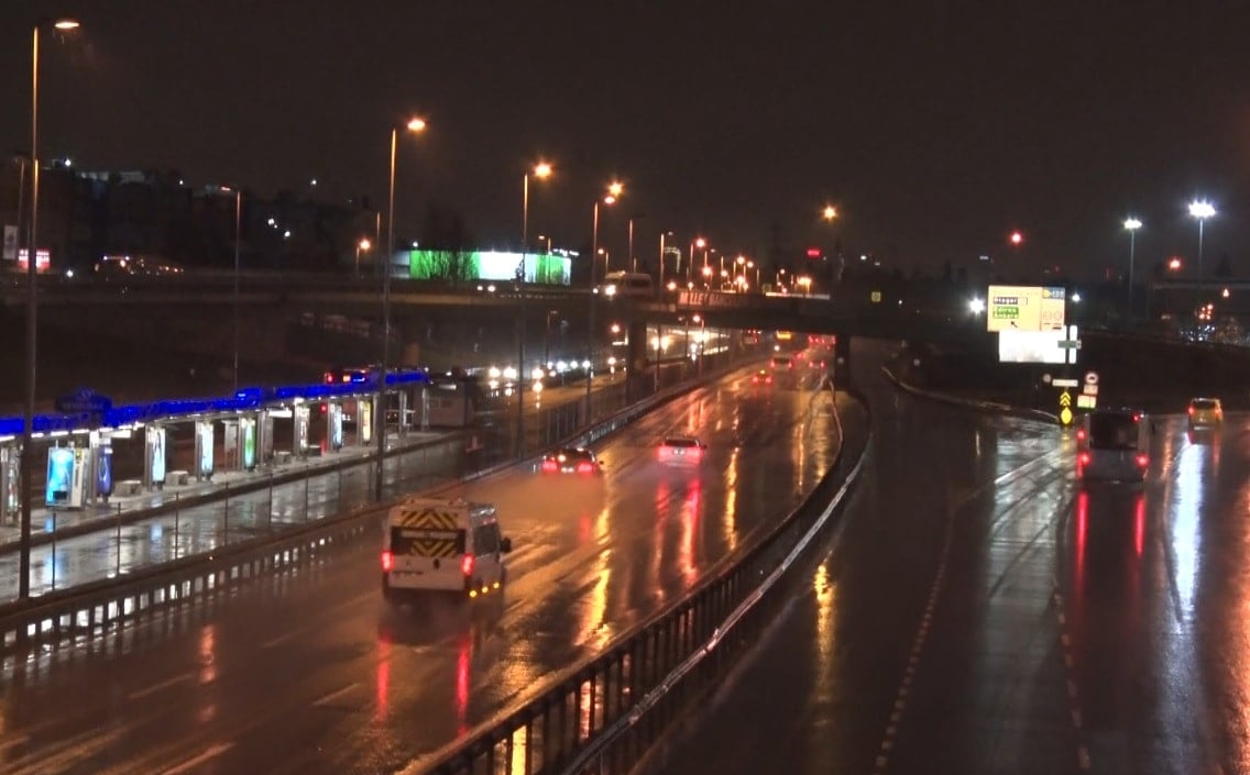 Meteoroloji uyarmıştı: İstanbul'da beklenen yağış başladı