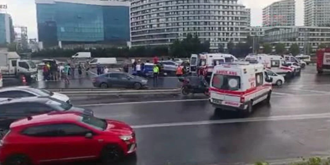 TEM İSTOÇ mevkiinde zincirleme trafik kazası: 8 araç birbirine girdi! 2 ölü 5 yaralı