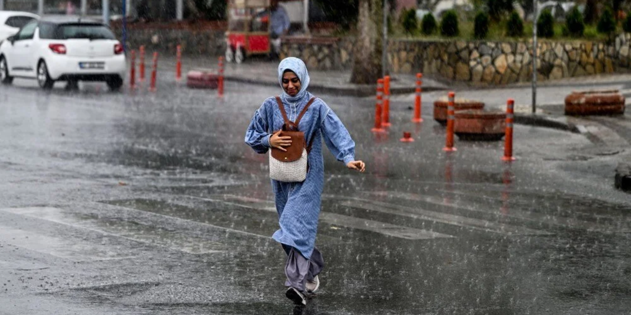 İstanbul'da gök gürültülü sağanak yağış trafiği felç etti